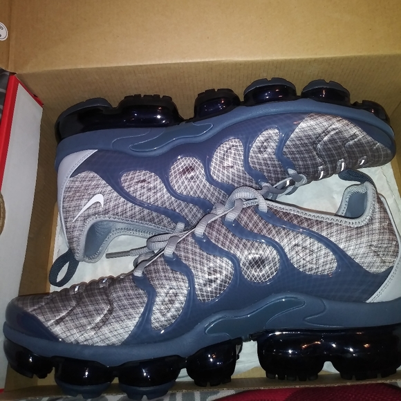 Sneakes - Picture 2 of 5